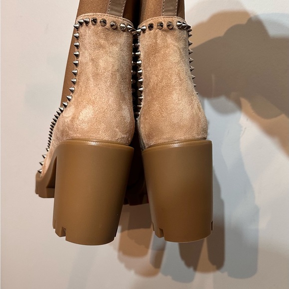Christian Louboutin Out line Spikes Chelsea booties beige Suede size 8.5 - Picture 7 of 8
